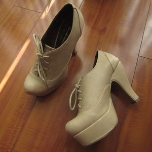 Retro B.A.I.T. Oxford platform beige lace up boots